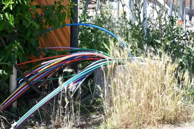 Da wächst schon Gras drüber: Leerrohre für Glasfaserkabel in Ungstein.