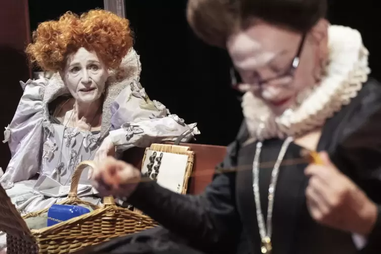 Zwei K&ouml;niginnen warten auf den Bus: Barbara N&uuml;sse (li.) und Karin Neuh&auml;user zoffen sich in &bdquo;Maria Stuart und Elisabeth&ldquo;. 