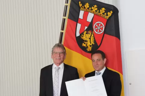 Paul Wüst bei der Ehrung durch Hannes Kopf. 