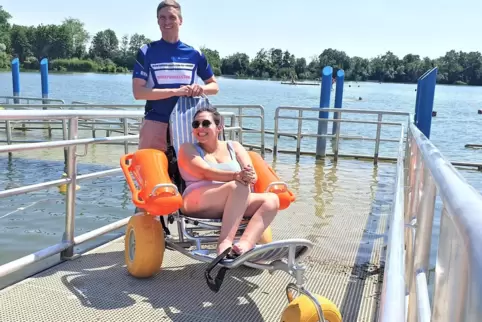 Spender Sebastian Knobloch und Kim Lumelius mit dem neuen Schwimmrollstuhl.