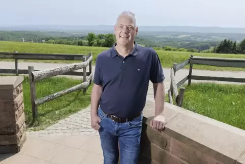 Ralf Hechler hat vom Aussichtspunkt auf dem Springerberg bei Reuschbach einen guten Blick auf seine Verbandsgemeinde. 