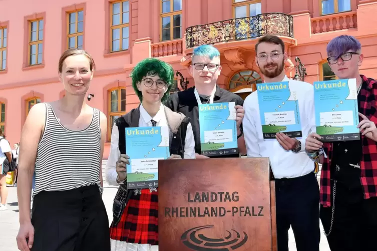 Ein erster Preis beim Schüler- und Jugendwettbewerb des Landtags und der Landeszentrale für politische Bildung ging an vier Juge