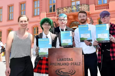 Ein erster Preis beim Schüler- und Jugendwettbewerb des Landtags und der Landeszentrale für politische Bildung ging an vier Juge
