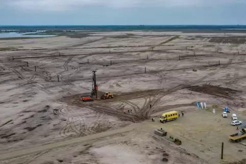 Die Solarpark-Baustelle ist eröffnet. Der Cottbuser Ostsee wird immer weiter mit Wasser aufgefüllt. 