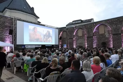Schönstes Freiluftkino der Region: das Open-Air in der Erkenbertruine. Doch der Betreiber fühlt sich von der Stadt im Stich gela Schönstes Freiluftkino der Region: das Open-Air in der Erkenbertruine. Doch der Betreiber fühlt sich von der Stadt im Stich gela