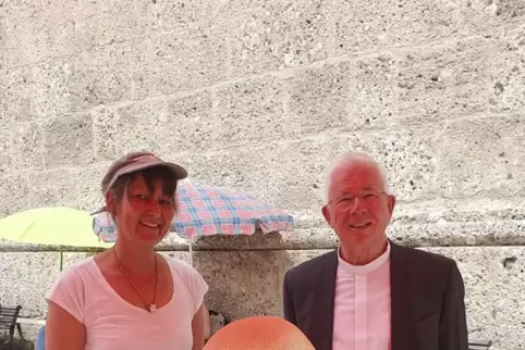 Bettina Morio in Salzburg mit Werk und Erzbischof.