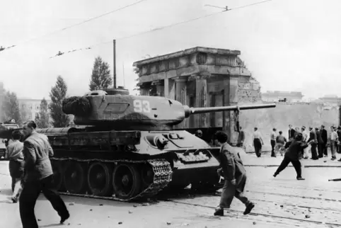 Verzweifelte Proteste: Mit Steinen gingen Demonstranten in Berlin gegen russische Panzer vor.