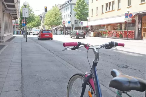 Eine Idee: Ein schnell aufzubauender Radweg in Lamm- und Fruchtmarktstraße. Eine Idee: Ein schnell aufzubauender Radweg in Lamm- und Fruchtmarktstraße.