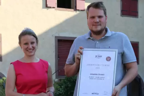 Preisträger Johannes Siebert aus Sausenheim mit der pfälzischen Weinprinzessin Sandra Eder.