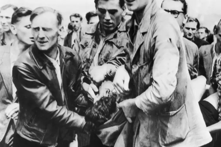Szene vom 17. Juni 1953: Ein verletzter Demonstrant wird weggetragen.