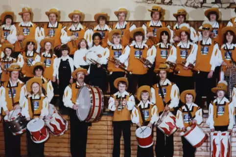 Aufnahme von Mitte der 1980er Jahre: der Imsbacher Fanfarenzug präsentiert stolz seine erste eigene Uniform. 