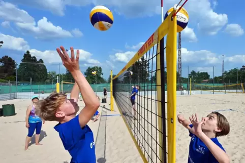 Der U14- und U15-Volleyballnachwuchs trainiert mit Ute Stolzer (hinten) nicht nur in der Halle, sondern auch im Sand.