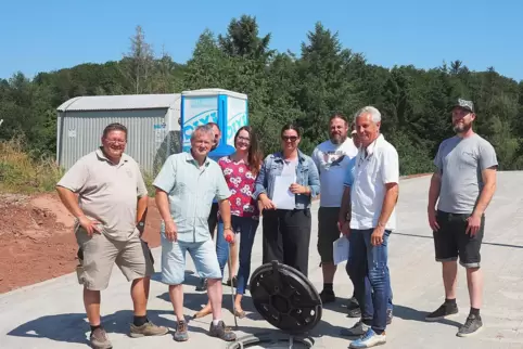 Björn Sefrin und Frank Scherthan von den VG-Werken, Annika Bartmann von der VG-Bauabteilung, dahinter Ratsmitglied Alexander Thü