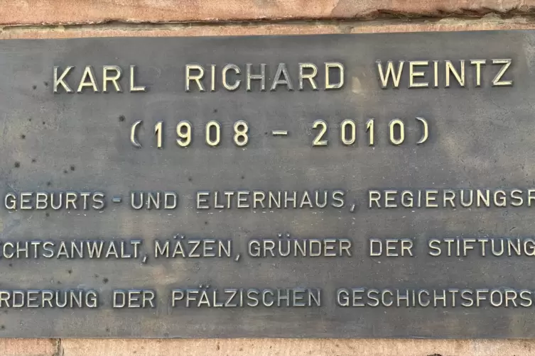 ... sowie auf der Gedenkplakette an seinem Geburtshaus in der Sauterstra&szlig;e in Neustadt. Der Begriff Regierungsrat ist dabei eine