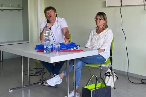 Olaf und Heidi Marschall bei ihrem Besuch in der IGS Am Nanstein: Auf dem Tisch liegt eine blaue Trainingsjacke der DDR, die Ola