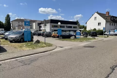 Der große Parkplatz hinter der Kandeler Asklepios-Klinik wird von „Park & Control“ bewirtschaftet. Zum wiederholten Mal gibt es 