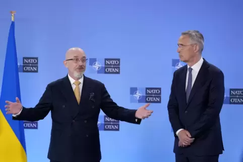 Nato-Generalsekretär Jens Stoltenberg (rechts) sicherte dem ukrainischen Verteidigungsminister Oleksij Resnikow und dessen Land 
