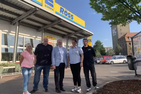 Unser Bild zeigt (von links) Susanne Folz (Marktleiterin Albisheim und Prokuristin), Thorsten Schmitt , Franz Röß sowie die Kirc Unser Bild zeigt (von links) Susanne Folz (Marktleiterin Albisheim und Prokuristin), Thorsten Schmitt , Franz Röß sowie die Kirc