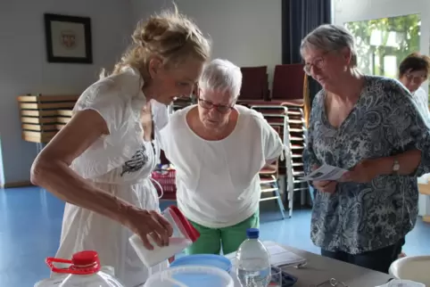 Sabine Landanke, Sonja Cwicek und Gabi Kauth (von links nach rechts) beim Zubereiten der WC-Reiniger-Tabs.
