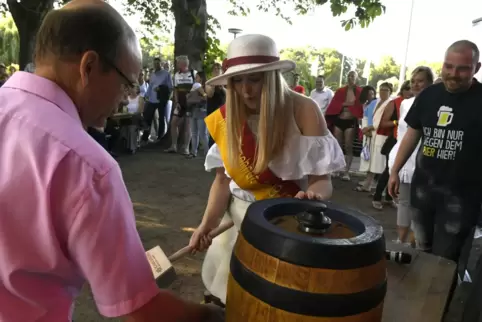 Hat bis zuletzt am Termin Mitte Juli festgehalten: Bürgermeister Bernd Knöppel (CDU), hier 2019 mit der damaligen Miss Strohhut, Hat bis zuletzt am Termin Mitte Juli festgehalten: Bürgermeister Bernd Knöppel (CDU), hier 2019 mit der damaligen Miss Strohhut,