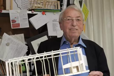 Von wegen „Schafstall“: Architekt Helmut Striffler mit dem Modell des Kirchenraums der Trinitatiskirche, seinem Debüt.. Von wegen „Schafstall“: Architekt Helmut Striffler mit dem Modell des Kirchenraums der Trinitatiskirche, seinem Debüt..