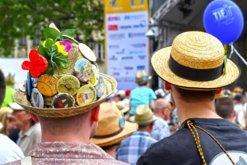 Strohhutfest 2023: Jede Menge Männer mit oder ohne Hut – und natürlich alle gut gebaut und charmant. Strohhutfest 2023: Jede Menge Männer mit oder ohne Hut – und natürlich alle gut gebaut und charmant.