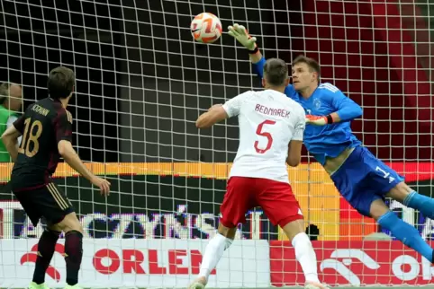 Das 1:0 für Polen: Torwart Marc-Andre ter Stegen kann den Kopfball von Polens Kiwior (nicht im Bild) nicht abwehren