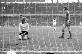 Köln-Müngersdorf, 1977: Franz Beckenbauer (rechts) hat mal wieder seinen eigenen Torwart Sepp Maier düpiert. 