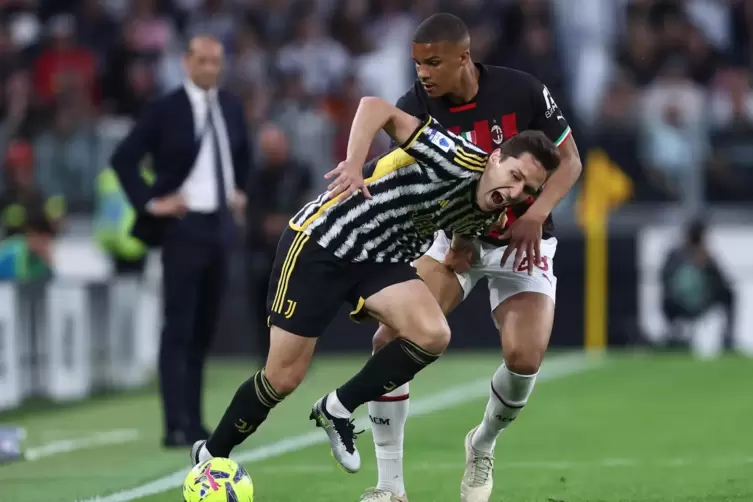 MalickThiaw (rechts, hier gegen Federico Chiesa von Juventus Turin) hat sich beim AC Mailand einen Stammplatz erarbeitet. 