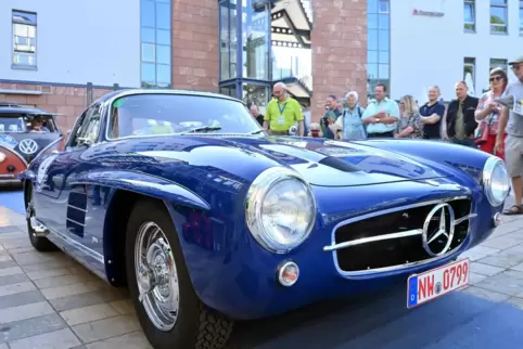 Start der Vino Miglia: Mit dabei sind auch Jürgen und Daniel Meder aus Hambach mit ihrem MB 300 SL „Flügeltürer“ aus dem Jahr 19