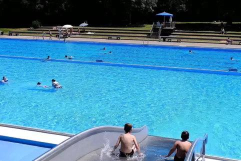 Wir haben uns in der Fußgängerzone umgehört, was die Leute mit dem Freibad verbinden. 