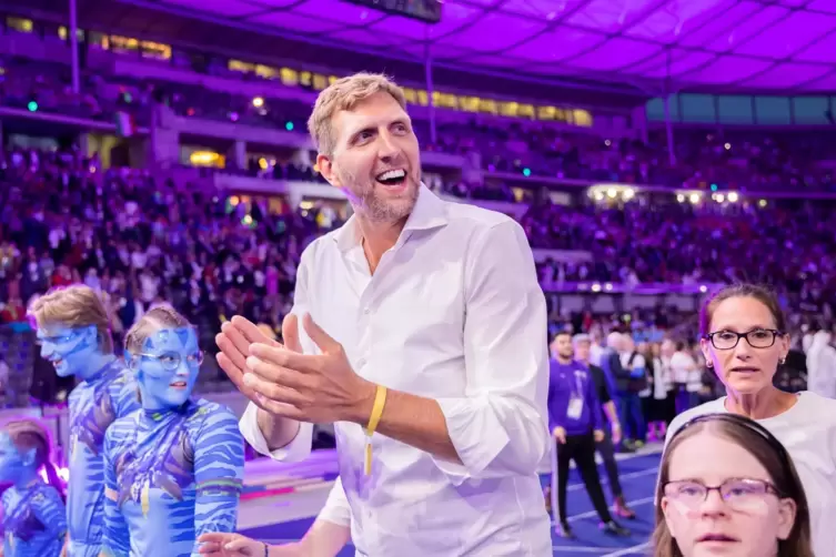 Bestens gelaunt mittendrin: Basketball-Weltstar Dirk Nowitzki als Stargast der Special Olympics World Games. 