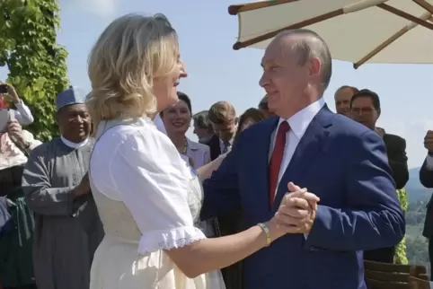 Tänzchen mit Putin: Karin Kneissl und der russische Präsident bei Kneissls Hochzeit 2018.
