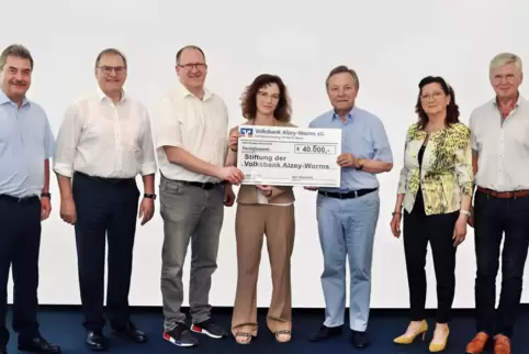  Spendenübergabe aus dem Stiftungsertrag der Stiftung der Volksbank Alzey-Worms in der Geschäftsstelle Kirchheimbolanden (von li