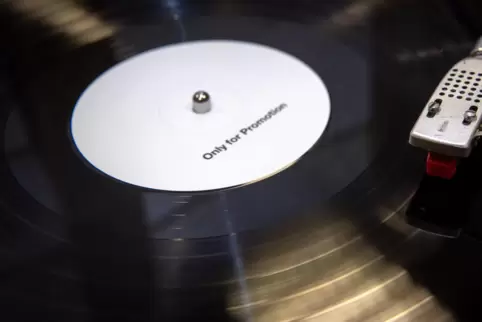  Die Nachfrage nach Vinyl-Schallplatten steigt wieder. Mittlerweile werden Songs und ganze Alben wieder auf Vinyl-Schallplatten 