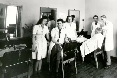 Friseursalon Voss Bad Dürkheim 1946: Wer erkennt Pesonen auf dem Foto?