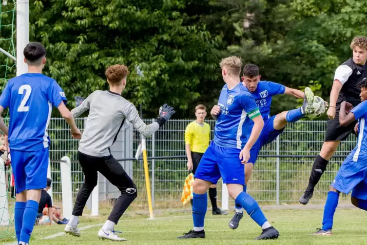 Viel Betrieb im Strafraum beim B-Junioren-Finale in Bann: Die Ramsteiner Abwehr hat eine Fünf-gegen-eins-Überzahl im eigenen Sec