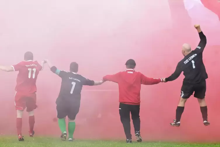 2022 jubelten die AH-Kicker nach dem Pokalsieg im rot-weißen Nebel ihrer Fans: von links Doppeltorschütze Christoph Sommer, Sven