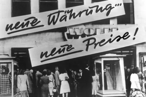 Kundenandrang vor einem Geschäft nach der Währungsreform. 1948 wurde die D-Mark eingeführt. 