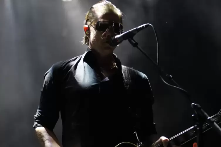 Wirkt verschlossen: Paul Banks von Interpol, Headliner des letzten Festivaltags des 12. Maifeld Derbys. 