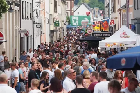 Dichte Menschentrauben bevölkern die Altstadt.