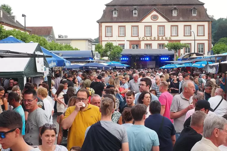 Prall gef&uuml;llt: der Paradeplatz. 
