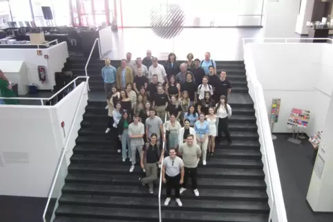 Die Gruppe mit rund 30 Studenten nebst ihren Dozenten, dazu oben im Hintergrund: die Vertreter von Stadt und GAG.