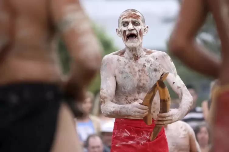Ein Mitglied der indigenen Bevölkerung Australiens nimmt an einer traditionellen Rauchzeremonie teil.