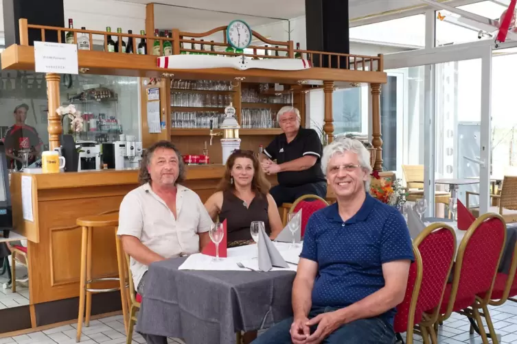 Freuen sich über die Eröffnung des Restaurant The Farmers Sky (von links): Christinel Farsch, Monika Farsch, Karl-Peter Gries, O