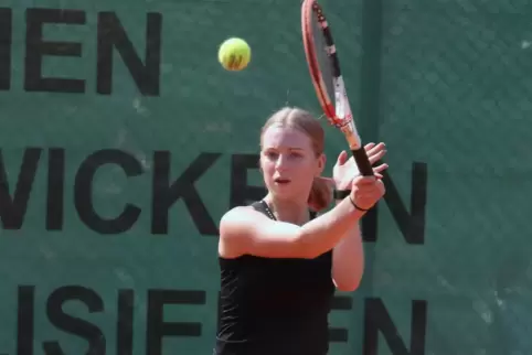Die 16-jährige Caroline Georgi vom TC Rieschweiler unterlag der Vize-Pfalzmeisterin der U14, Naomi Wenner, mit 2:6, 2:6. 