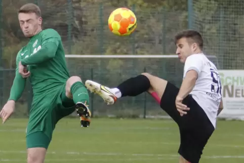Jonas Krautschneider (rechts), hier im Spiel gegen Baumholder, war mit sieben Treffern bester Torschütze beim TuS Steinbach.