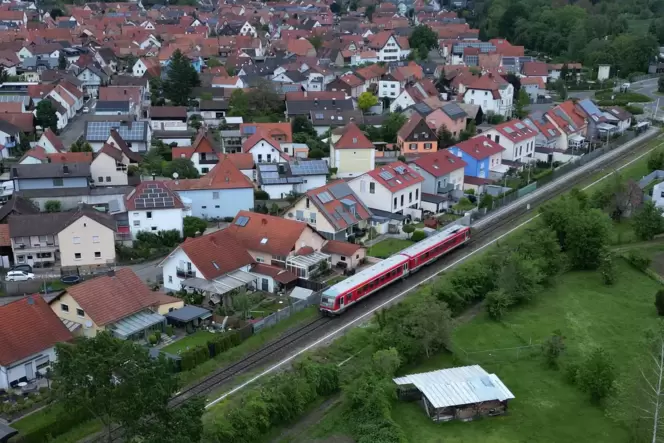 Bis an die Bahnlinie gebaut: Die Anwohner am Hagenbacher Bahnhof wären von einem Ausbau der Strecke Wörth-Lauterbourg besonders Bis an die Bahnlinie gebaut: Die Anwohner am Hagenbacher Bahnhof wären von einem Ausbau der Strecke Wörth-Lauterbourg besonders