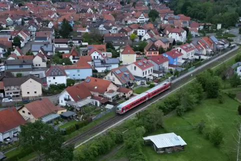 Bis an die Bahnlinie gebaut: Die Anwohner am Hagenbacher Bahnhof wären von einem Ausbau der Strecke Wörth-Lauterbourg besonders 
