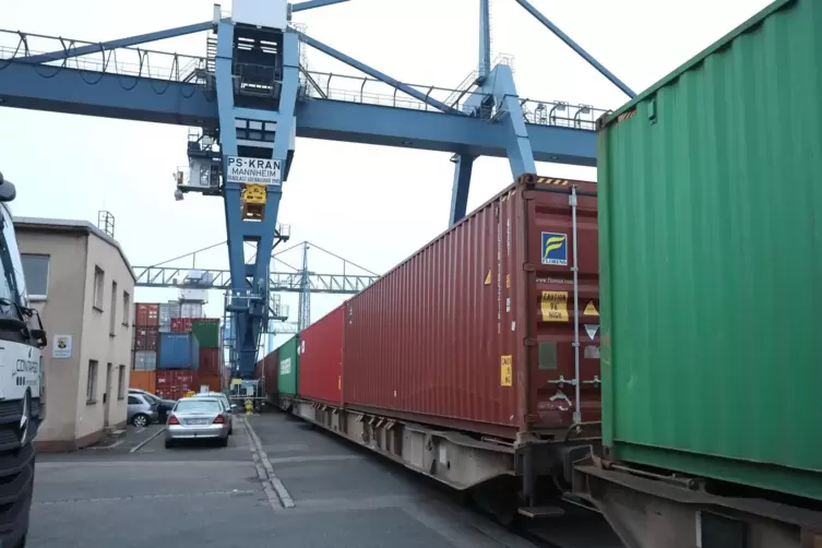 Im W&ouml;rther Hafen sollen k&uuml;nftig mehr G&uuml;terz&uuml;ge mit Containern beladen werden.